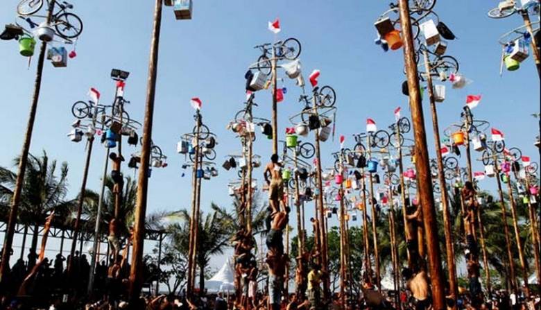 Lomba Panjat Pinang: Pelecehan yang Dilestarikan